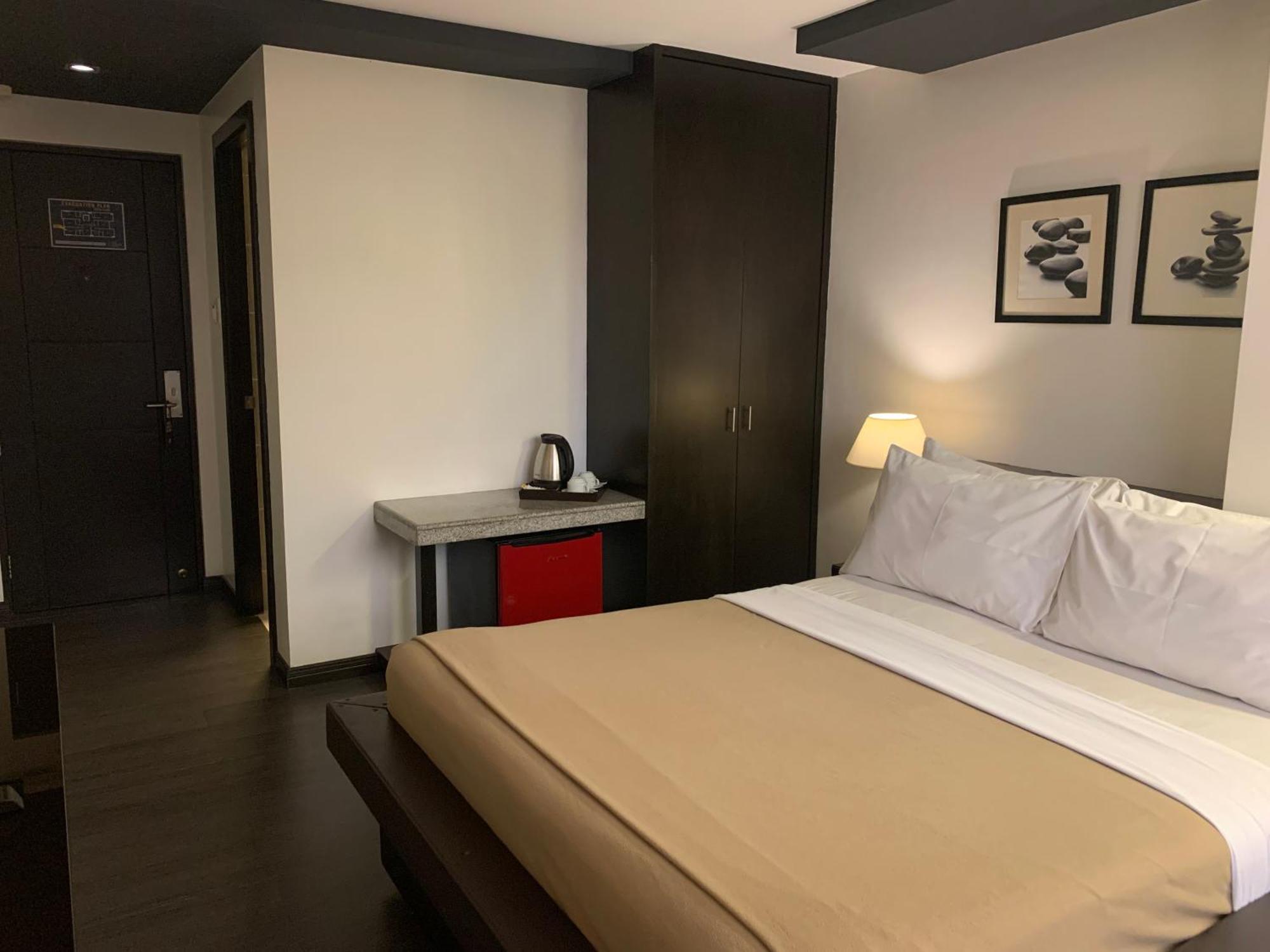 Ritz Astor Hotel Makati City Екстериор снимка